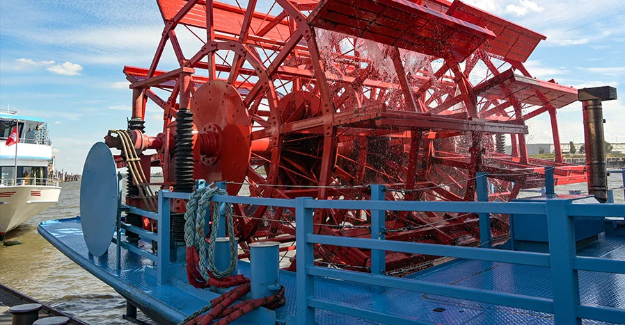 هيكل معدني أحمر ضخم مثبت على منصة بحرية زرقاء، معدات بحرية للبيع من